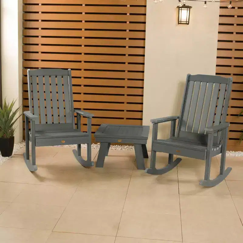 Set da esterno Lehigh 2 sedie a dondolo con 1 tavolino laterale Adirondack in teak costiero grigio - Highwood: Set mobili da giardino