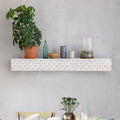 Piccola Mensola Galleggiante Decorativa in Legno Goffrato Bianca - American Art Decor: Stile Moderno, Nessun Montaggio, Materiale MDF e Legno