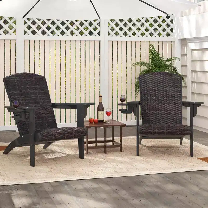Fauteuil de jardin Adirondack Costway avec assise rembourrée en rotin, accoudoirs larges et porte-gobelet caché Noir/Marron/Gris/Blanc