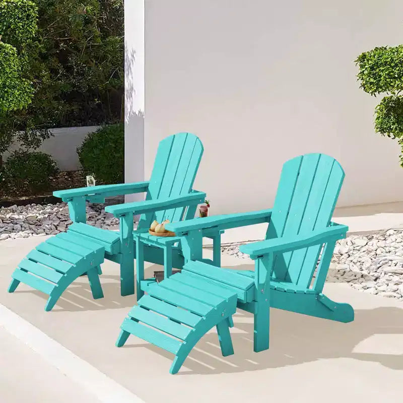 Set da conversazione per esterno a 5 pezzi con 2 pouf pieghevoli, tavolino d'appoggio a due livelli e 2 sedie Adirondack da giardino in plastica regolabili