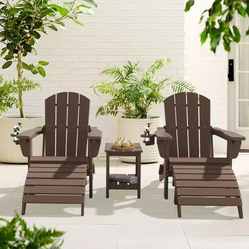 Set da conversazione per esterno a 5 pezzi con 2 pouf pieghevoli, tavolino d'appoggio a due livelli e 2 sedie Adirondack da giardino in plastica regolabili