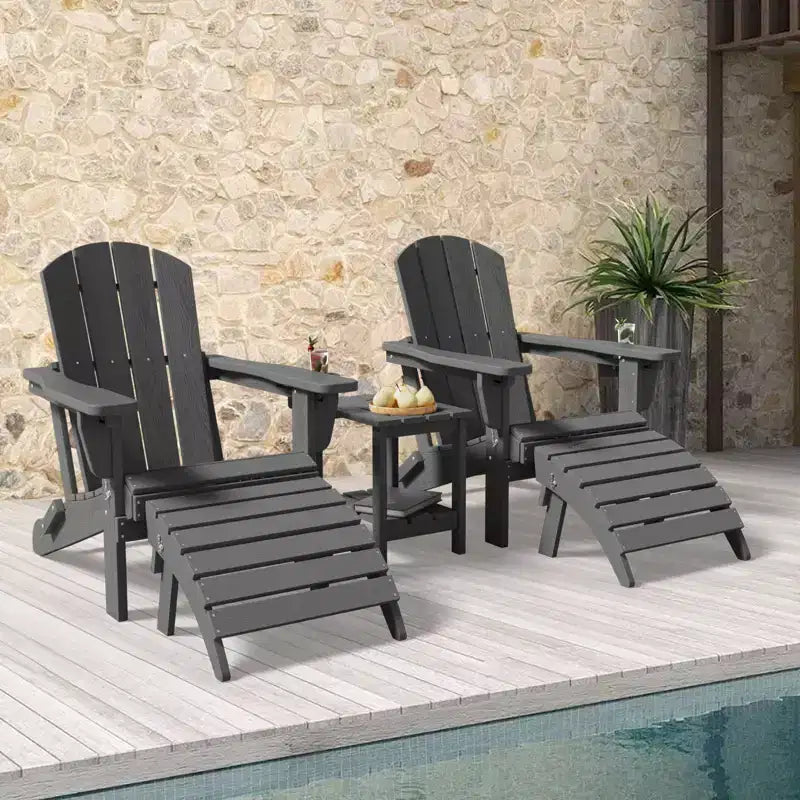 Set da conversazione per esterno a 5 pezzi con 2 pouf pieghevoli, tavolino d'appoggio a due livelli e 2 sedie Adirondack da giardino in plastica regolabili