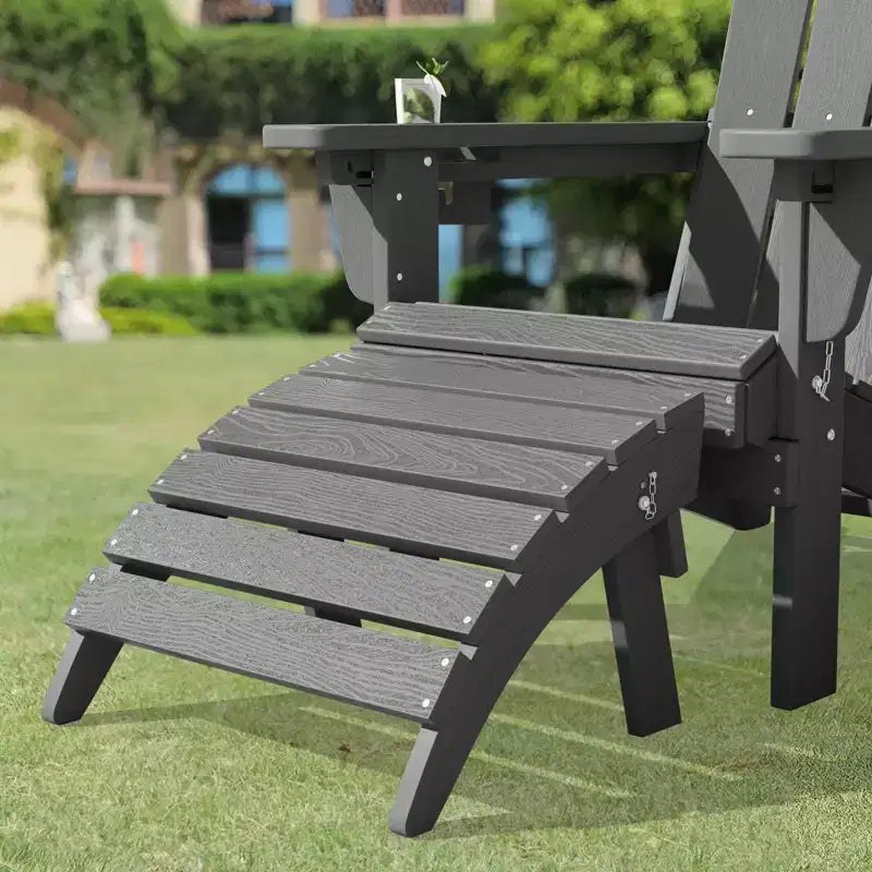 Set da conversazione per esterno a 5 pezzi con 2 pouf pieghevoli, tavolino d'appoggio a due livelli e 2 sedie Adirondack da giardino in plastica regolabili