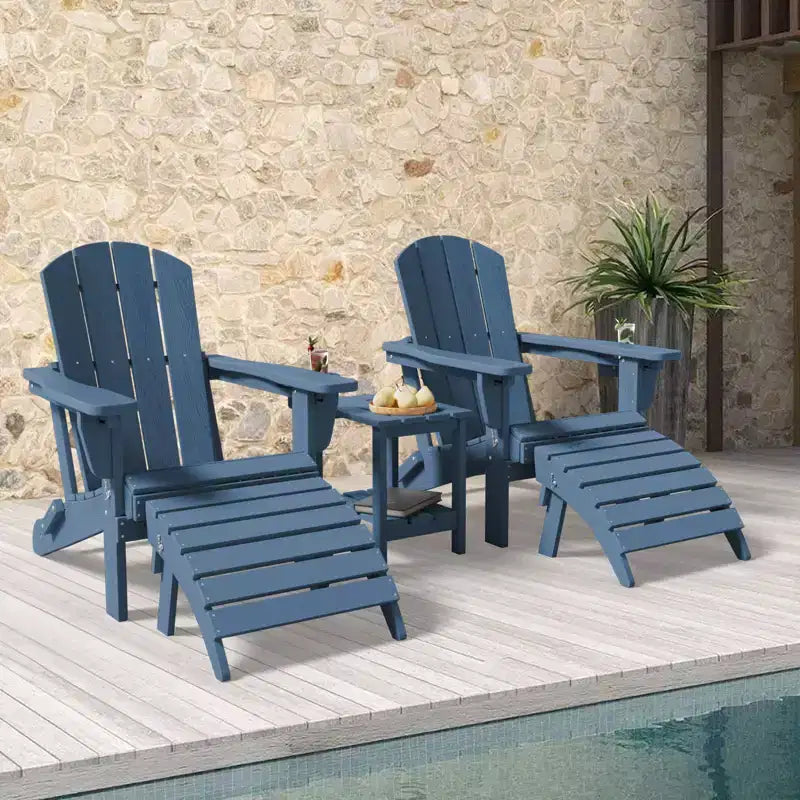 Set da conversazione per esterno a 5 pezzi con 2 pouf pieghevoli, tavolino d'appoggio a due livelli e 2 sedie Adirondack da giardino in plastica regolabili
