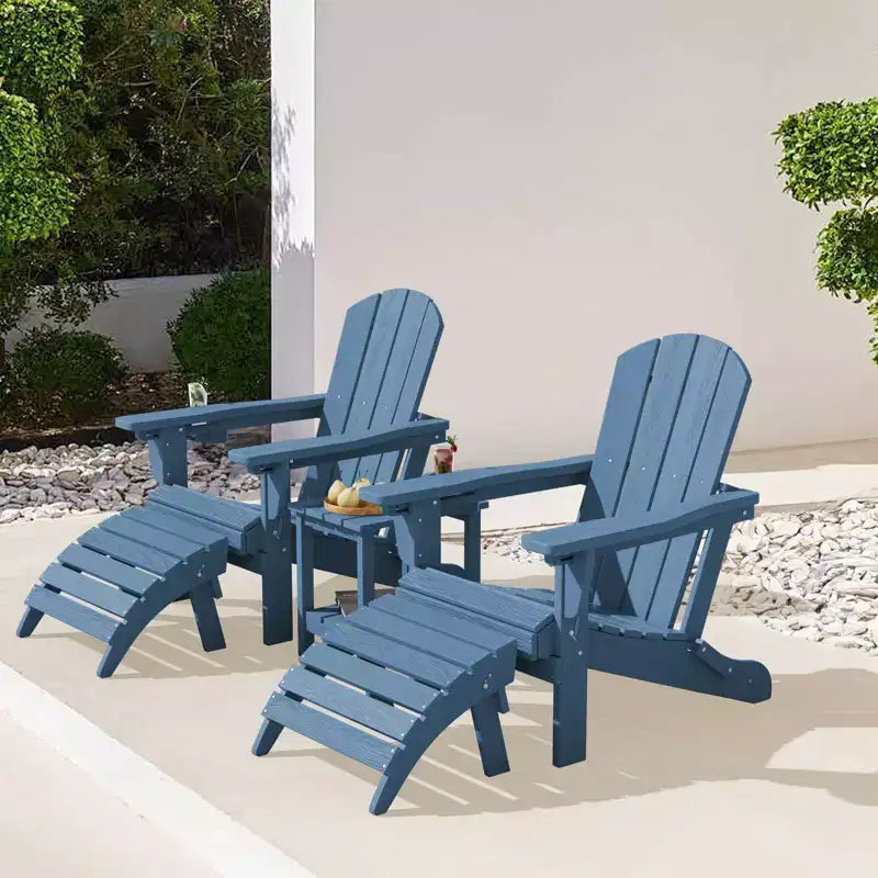 Set da conversazione per esterno a 5 pezzi con 2 pouf pieghevoli, tavolino d'appoggio a due livelli e 2 sedie Adirondack da giardino in plastica regolabili