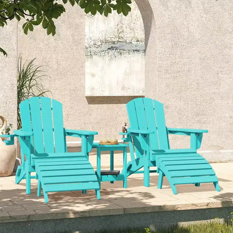 Set da conversazione per esterno a 5 pezzi con 2 pouf pieghevoli, tavolino d'appoggio a due livelli e 2 sedie Adirondack da giardino in plastica regolabili