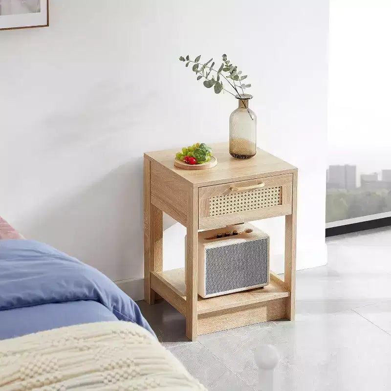Comodino in Rattan con Piano Sollevabile e Vano Contenitore Aperto, Tavolino Laterale Moderno di Metà Secolo con Maniglia Retrò per Camera da Letto e Soggiorno