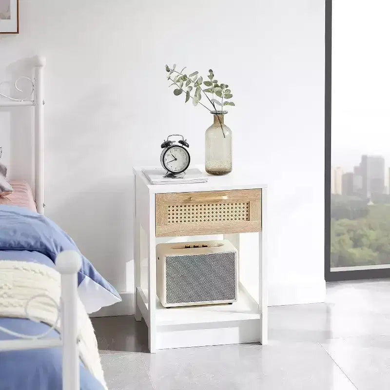 Comodino in Rattan con Piano Sollevabile e Vano Contenitore Aperto, Tavolino Laterale Moderno di Metà Secolo con Maniglia Retrò per Camera da Letto e Soggiorno