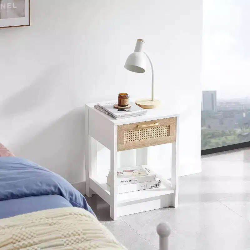 Comodino in Rattan con Piano Sollevabile e Vano Contenitore Aperto, Tavolino Laterale Moderno di Metà Secolo con Maniglia Retrò per Camera da Letto e Soggiorno