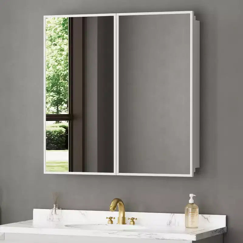 Armadietto a specchio per il bagno da incasso o da superficie, con ripiani regolabili in vetro temperato e anta reversibile
