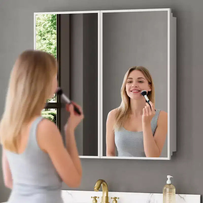 Armadietto a specchio per il bagno da incasso o da superficie, con ripiani regolabili in vetro temperato e anta reversibile
