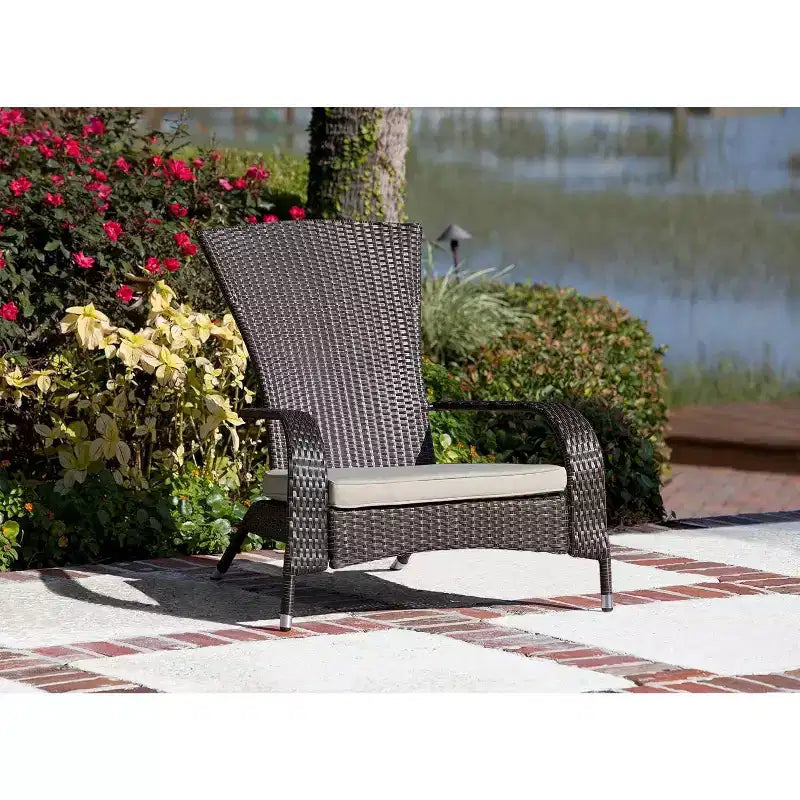 Poltrona lounge in vimini Coconino Balkene Home, cuscino beige per tutte le stagioni, leggera e resistente in stile Adirondack, finitura moka