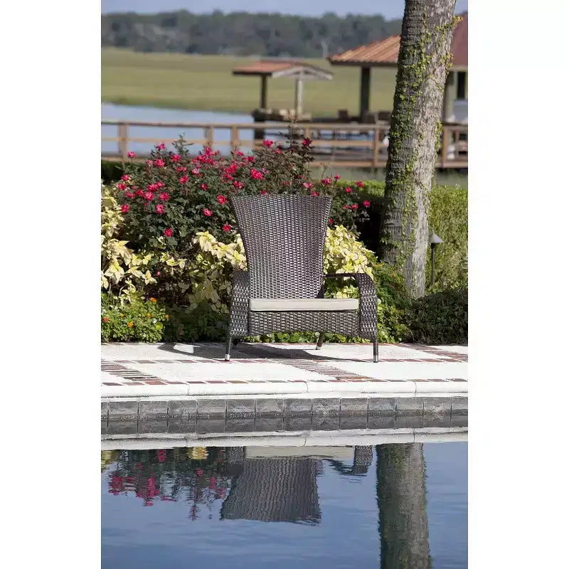 Poltrona lounge in vimini Coconino Balkene Home, cuscino beige per tutte le stagioni, leggera e resistente in stile Adirondack, finitura moka