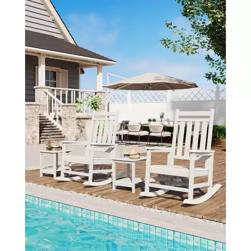 Set di 2 sedie a dondolo in HDPE con 1 tavolino, sedia a dondolo Adirondack con schienale alto, set di mobili resistenti a tutte le condizioni atmosferiche per portico, giardino