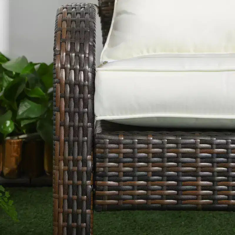 Sedia Adirondack da Esterno Outsunny con Rattan Sintetico, Cuscini Morbidi, Schienale Curvo Alto per Patio o Giardino, Bianco Crema