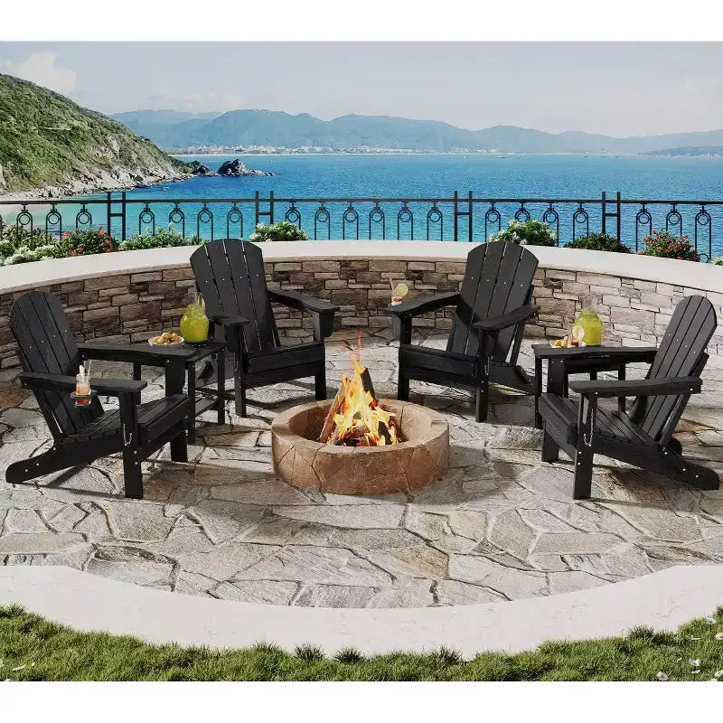 Set di 4 sedie Adirondack pieghevoli con 2 tavolini laterali, sedie da esterno in HDPE con portabicchieri, finitura effetto legno per patio, terrazze, giardini, bracieri