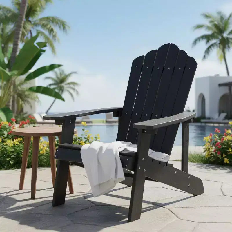 Sedia Adirondack da esterno Gymax, realizzata in resistente materiale HIPS con portabicchieri integrato, resistente alle intemperie e con portata fino a 172 kg, nera/tinta teak