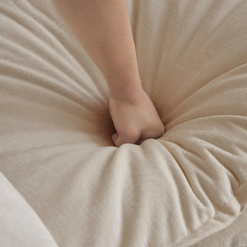 Poltrona moderna con pouf imbottito