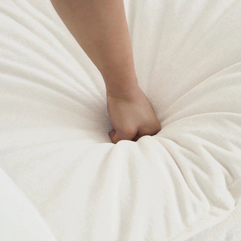 Poltrona moderna con pouf imbottito