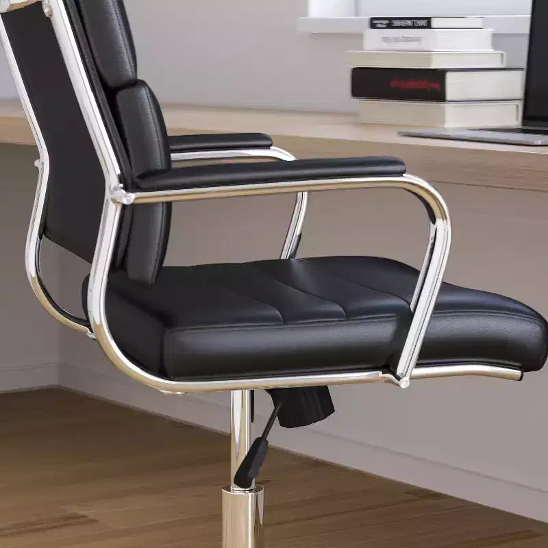 Sedia da ufficio ergonomica con schienale alto, braccioli in metallo imbottiti, sedia direzionale girevole per computer e scrivania