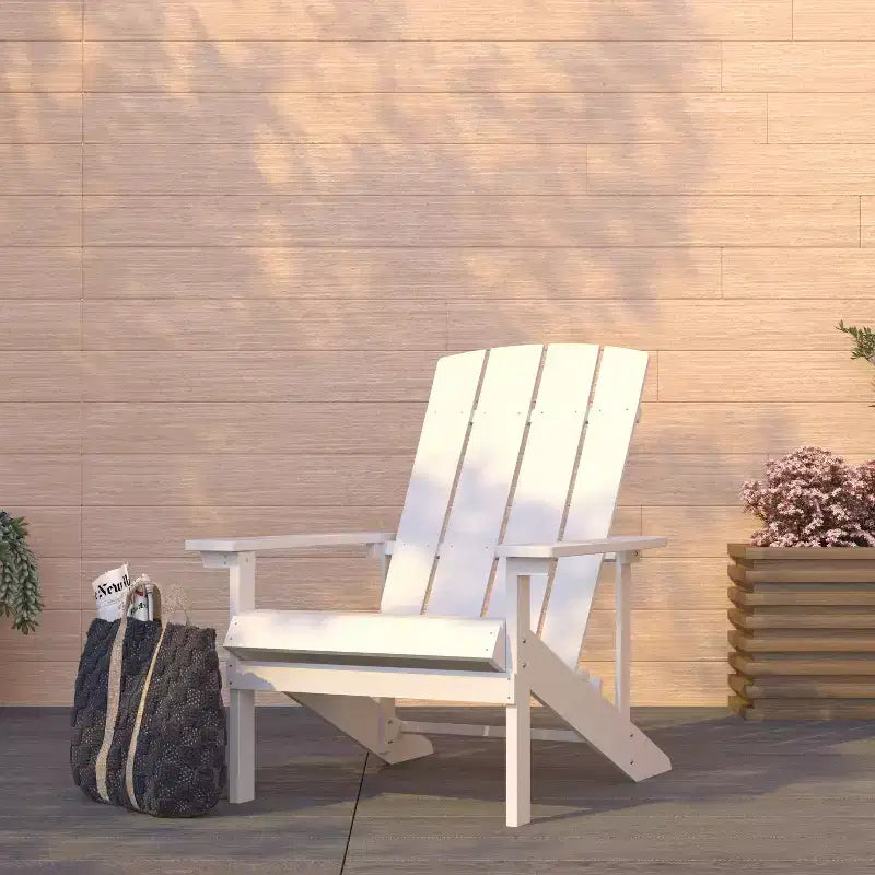 Sedia Adirondack in poliresina effetto legno per tutte le stagioni Merrick Lane, colore bianco