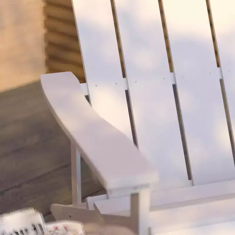 Sedia Adirondack in poliresina effetto legno per tutte le stagioni Merrick Lane, colore bianco