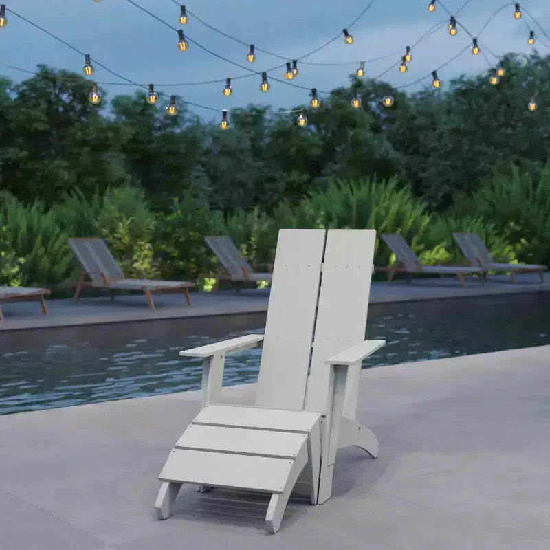 Sedia da patio Merrick Lane Adirondack moderna con schienale a doghe e poggiapiedi abbinato