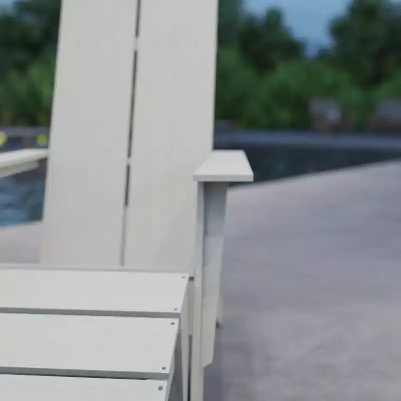 Sedia da patio Merrick Lane Adirondack moderna con schienale a doghe e poggiapiedi abbinato