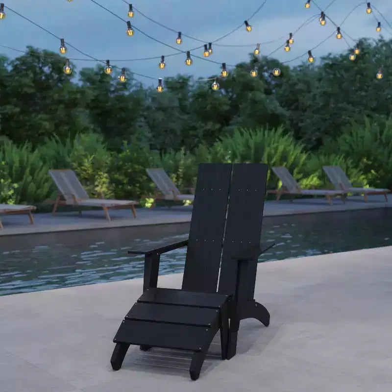 Sedia da patio Merrick Lane Adirondack moderna con schienale a doghe e poggiapiedi abbinato
