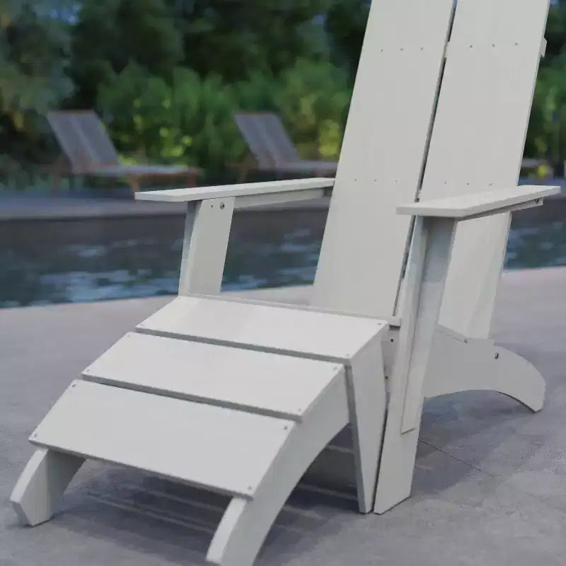 Sedia da patio Merrick Lane Adirondack moderna con schienale a doghe e poggiapiedi abbinato