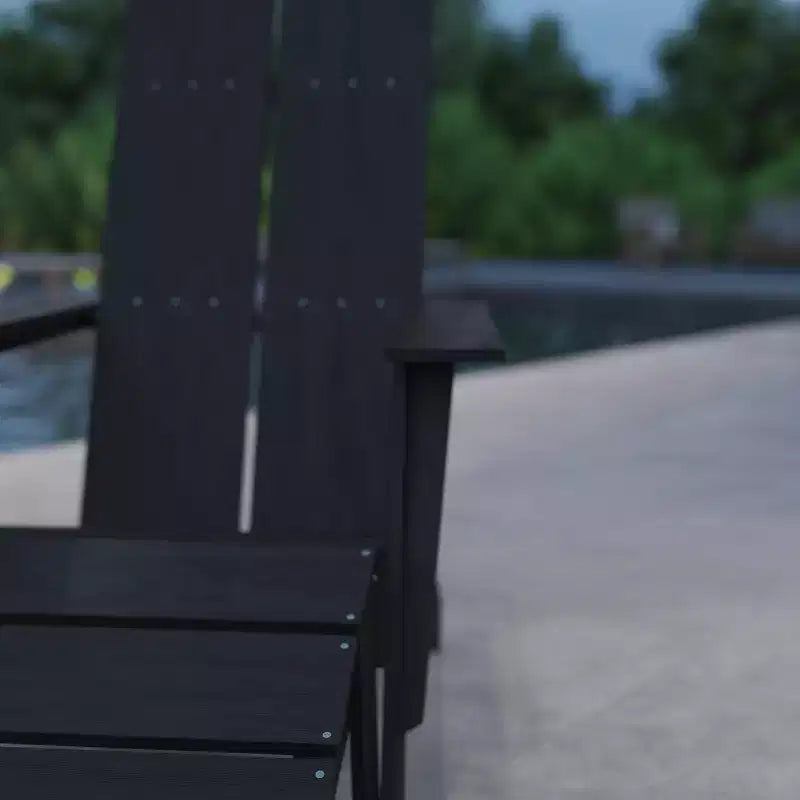 Sedia da patio Merrick Lane Adirondack moderna con schienale a doghe e poggiapiedi abbinato