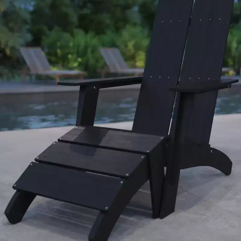 Sedia da patio Merrick Lane Adirondack moderna con schienale a doghe e poggiapiedi abbinato