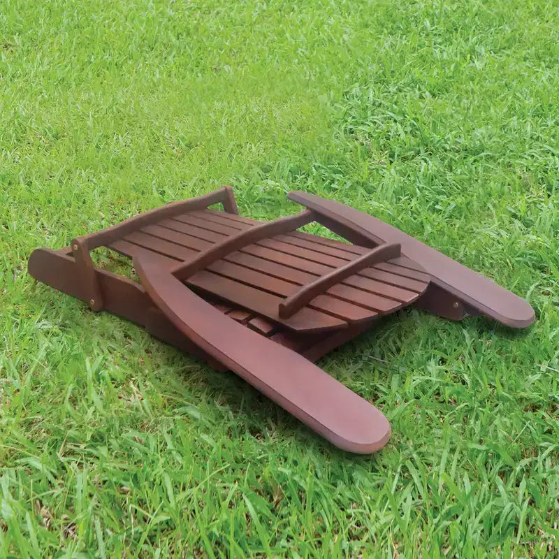 Sedia da patio Adirondack pieghevole piatta Merry Products in vero legno di acacia con schienale alto, seduta curva e braccioli larghi, tinta scura