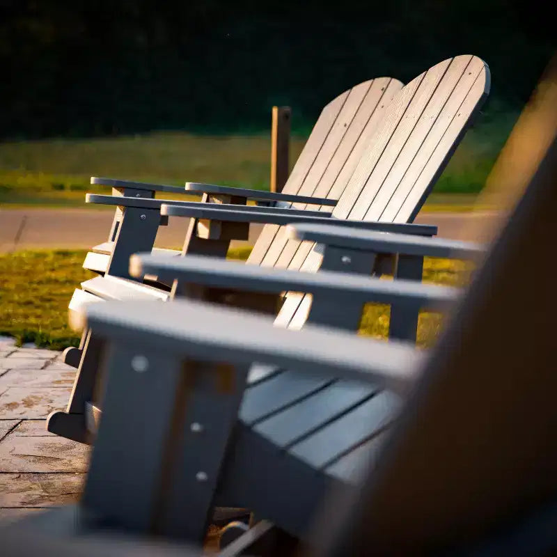 Sedia a dondolo Flash Furniture Savannah Adirondack in poliresina effetto legno per tutte le stagioni con accessori in acciaio inossidabile resistenti alla ruggine