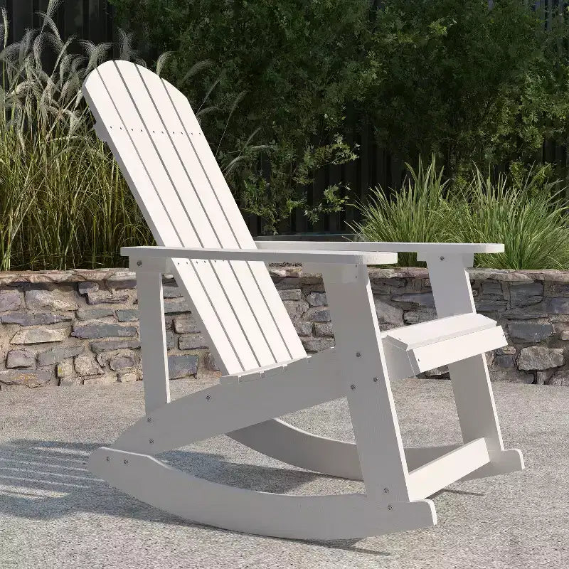 Sedia a dondolo Adirondack Merrick Lane in poliresina per tutte le stagioni con doghe verticali