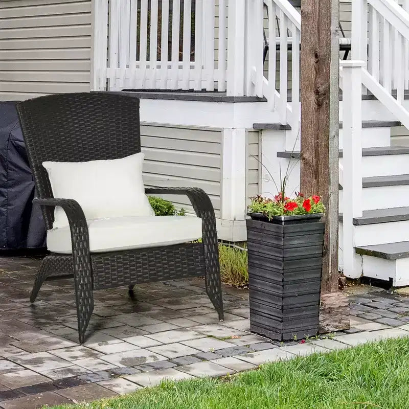 Sedia Adirondack Outsunny da Esterno con Rattan Intrecciato Resistente alle Intemperie, Cuscini Morbidi, Schienale Alto Curvo per Terrazzo o Giardino