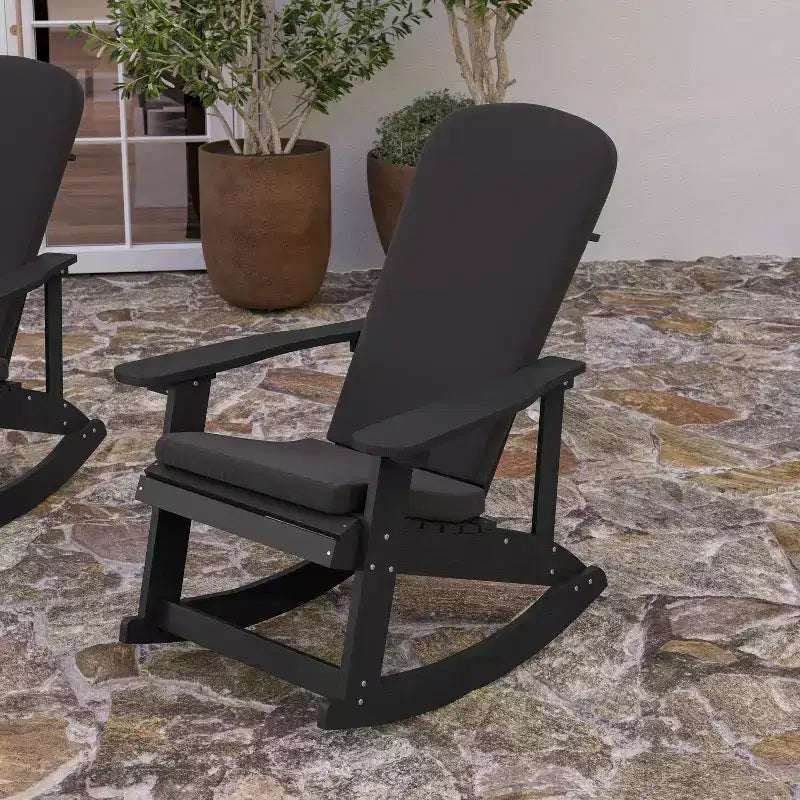 Sedia a dondolo Adirondack Merrick Lane in poliresina per tutte le stagioni con doghe verticali e cuscini resistenti alle intemperie