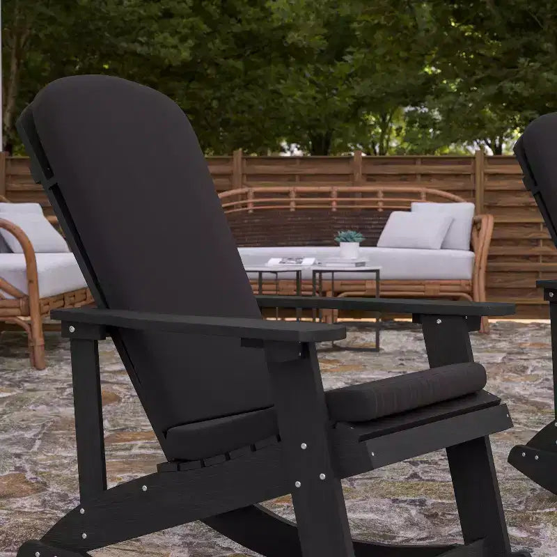 Sedia a dondolo Adirondack Merrick Lane in poliresina per tutte le stagioni con doghe verticali e cuscini resistenti alle intemperie