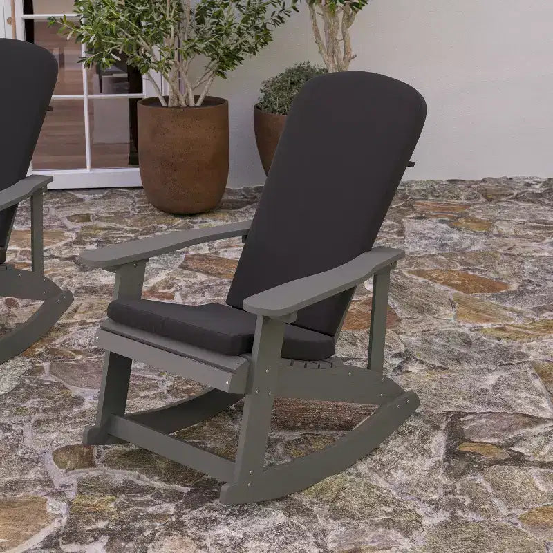 Sedia a dondolo Adirondack Merrick Lane in poliresina per tutte le stagioni con doghe verticali e cuscini resistenti alle intemperie