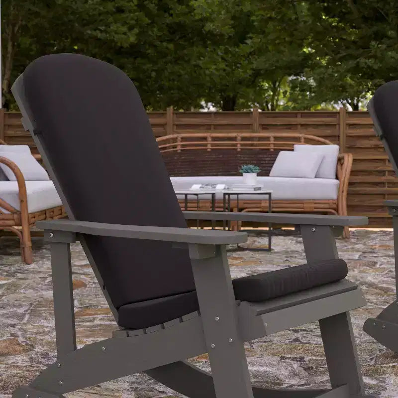 Sedia a dondolo Adirondack Merrick Lane in poliresina per tutte le stagioni con doghe verticali e cuscini resistenti alle intemperie