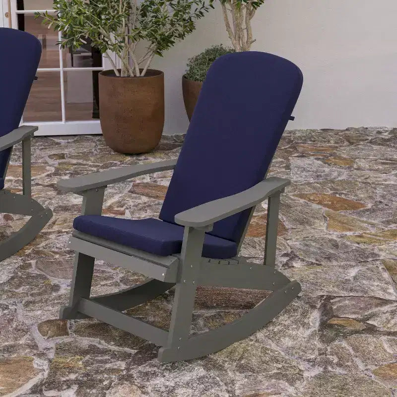 Sedia a dondolo Adirondack Merrick Lane in poliresina per tutte le stagioni con doghe verticali e cuscini resistenti alle intemperie
