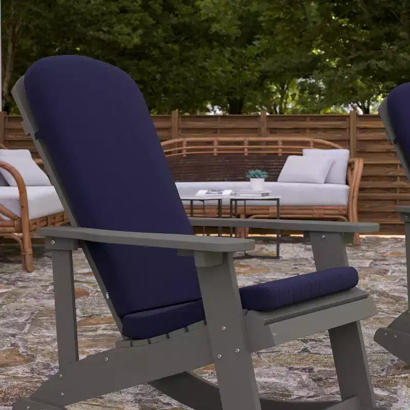 Sedia a dondolo Adirondack Merrick Lane in poliresina per tutte le stagioni con doghe verticali e cuscini resistenti alle intemperie