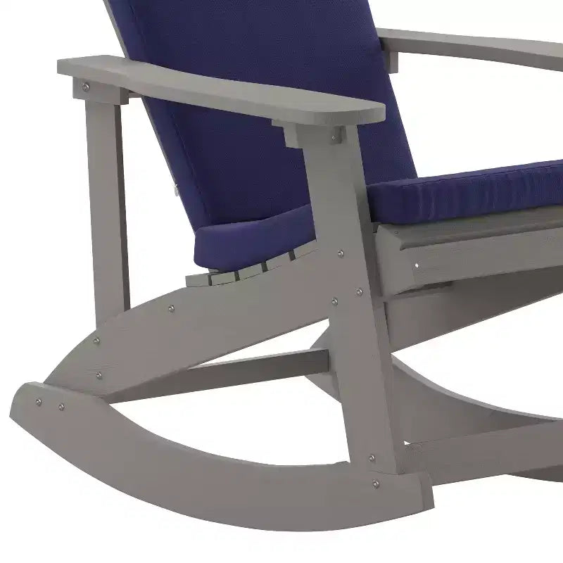 Sedia a dondolo Adirondack Merrick Lane in poliresina per tutte le stagioni con doghe verticali e cuscini resistenti alle intemperie