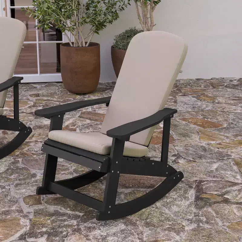 Sedia a dondolo Adirondack Merrick Lane in poliresina per tutte le stagioni con doghe verticali e cuscini resistenti alle intemperie