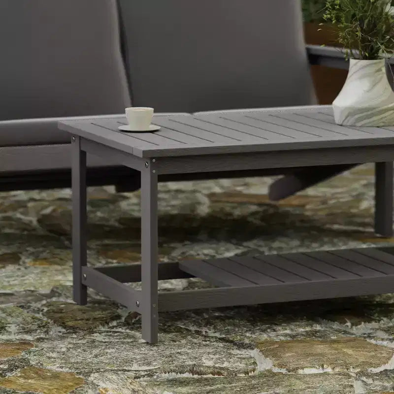 Tavolino da salotto Adirondack a due livelli in legno e resina sintetica Merrick Lane resistente a tutte le stagioni