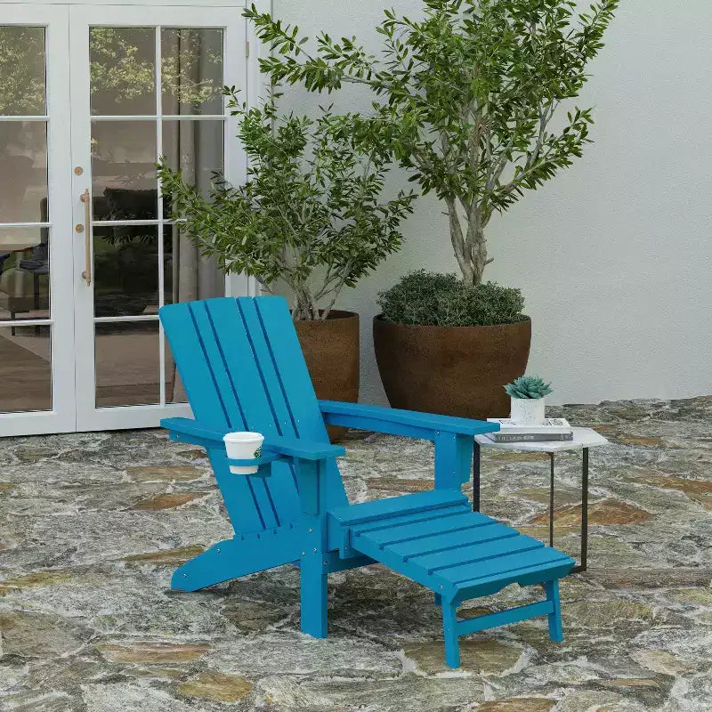 Poltrona Adirondack Merrick Lane in HDPE con portabicchieri e poggiapiedi estraibile, poltrona lounge per interni/esterni in HDPE per tutte le stagioni