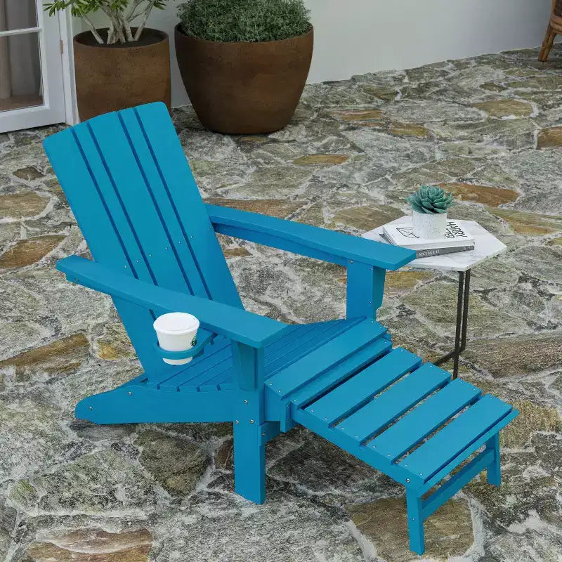 Poltrona Adirondack Merrick Lane in HDPE con portabicchieri e poggiapiedi estraibile, poltrona lounge per interni/esterni in HDPE per tutte le stagioni