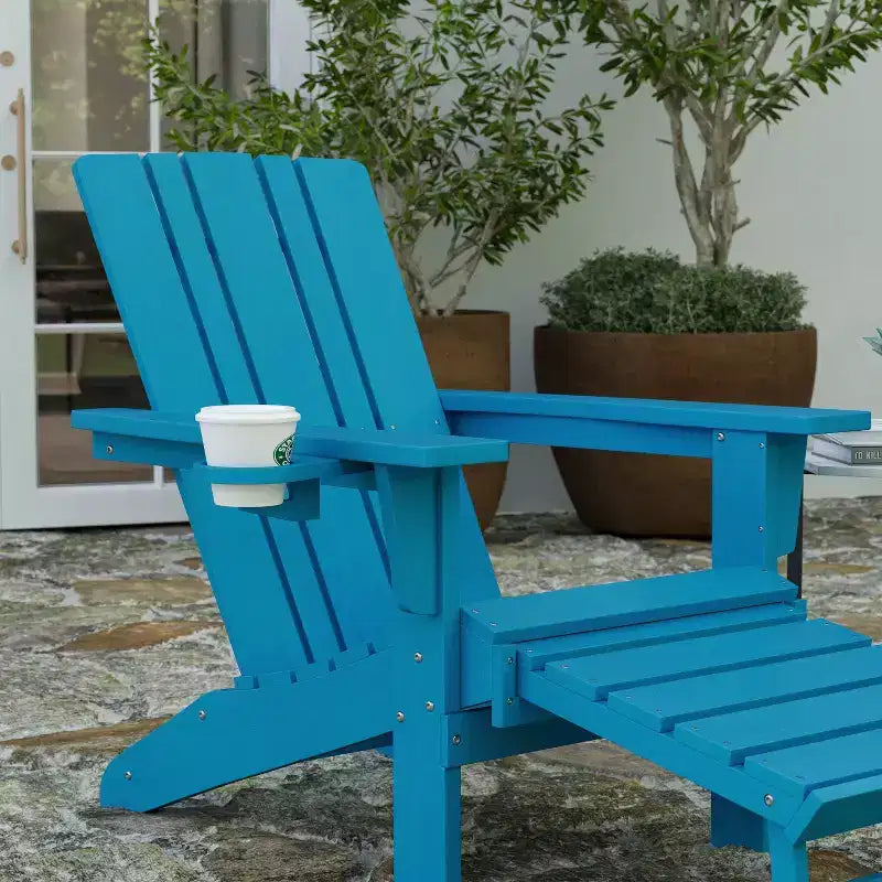 Poltrona Adirondack Merrick Lane in HDPE con portabicchieri e poggiapiedi estraibile, poltrona lounge per interni/esterni in HDPE per tutte le stagioni