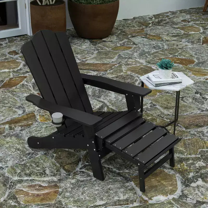 Poltrona Adirondack Merrick Lane in HDPE con portabicchieri e poggiapiedi estraibile, poltrona lounge per interni/esterni in HDPE per tutte le stagioni