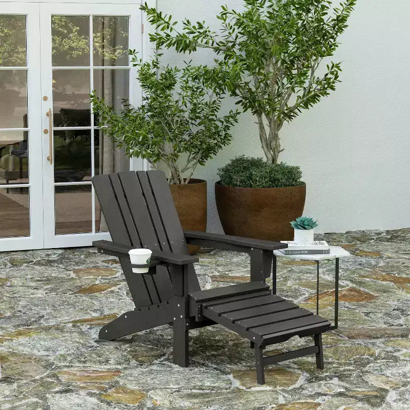 Poltrona Adirondack Merrick Lane in HDPE con portabicchieri e poggiapiedi estraibile, poltrona lounge per interni/esterni in HDPE per tutte le stagioni